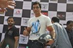 Sonu Sood at safety drive rally by 600 bikers in Bandra, Mumbai on 10th Feb 2013 (30).JPG